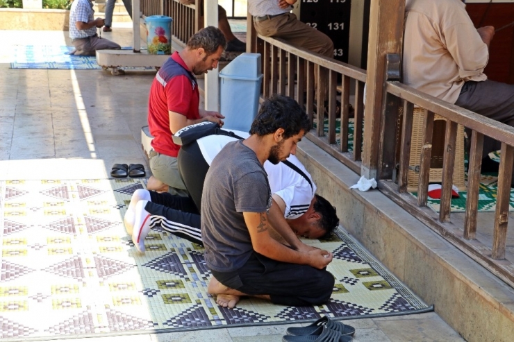 Zabıtayı Görünce Namaza Duran Dilenci, Selamı Verdikten Sonra Topukladı