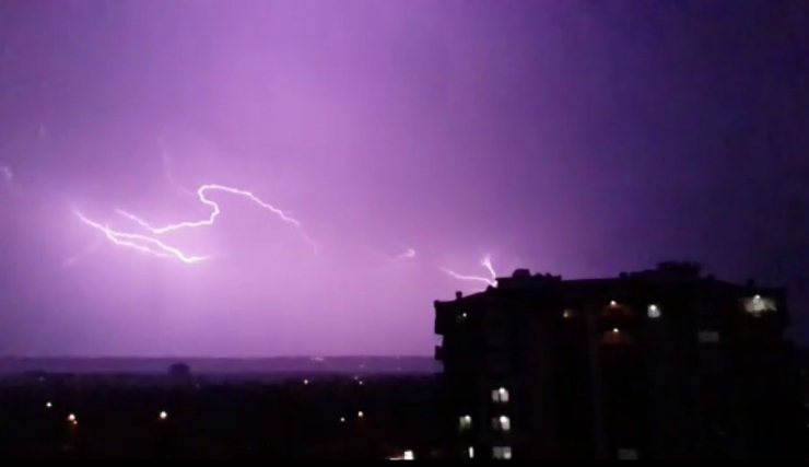 Antalya’da Şimşekler Gökyüzünü Aydınlattı