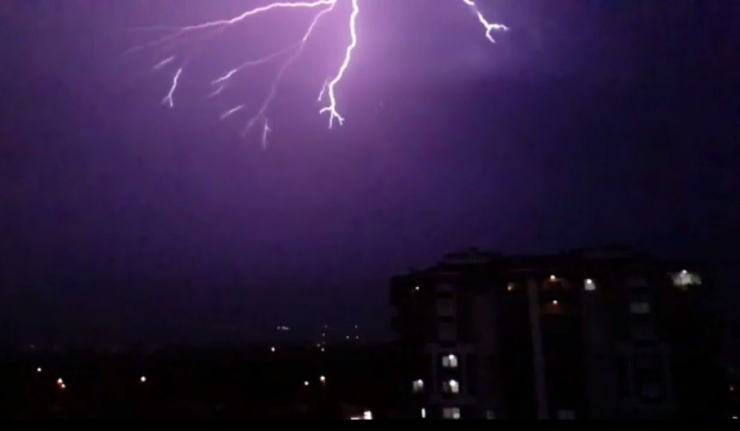 Antalya’da Şimşekler Gökyüzünü Aydınlattı