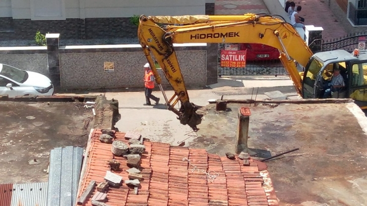 Madde Bağımlılarına Mekan Olan Metruk Bina Yıkıldı