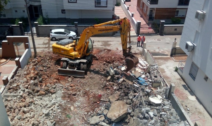 Madde Bağımlılarına Mekan Olan Metruk Bina Yıkıldı