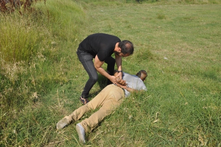 Polisten Kaçarken Tarlada Yakalandı