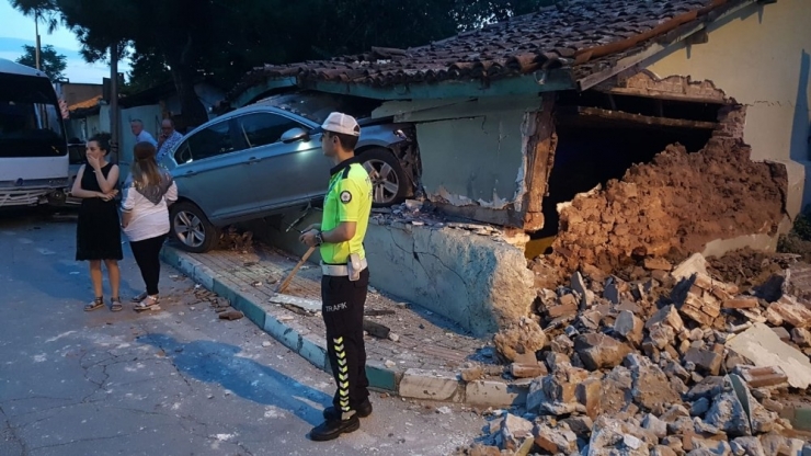 Midibüsün Freni Patladı, Önündeki Otomobili Sürükleyerek Otele Çarptı
