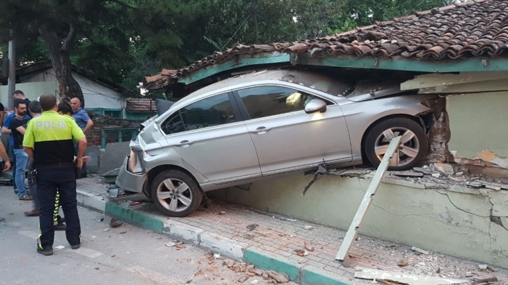 Midibüsün Freni Patladı, Önündeki Otomobili Sürükleyerek Otele Çarptı