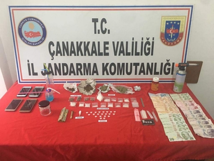 Çanakkale’de Yol Kontrolünde Satışa Hazır Uyuşturucu Ve Kaçak İçki Yakalandı