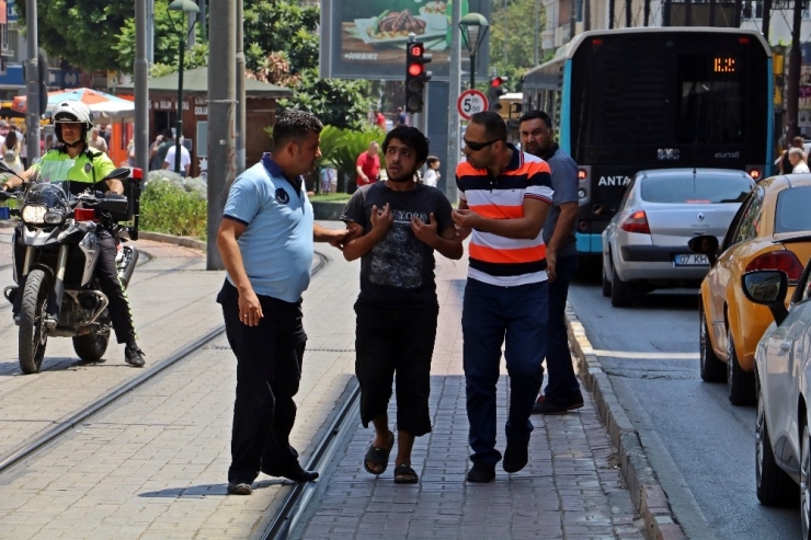 Zabıtayı Görünce Namaza Duran Dilenci, Selamı Verdikten Sonra Topukladı