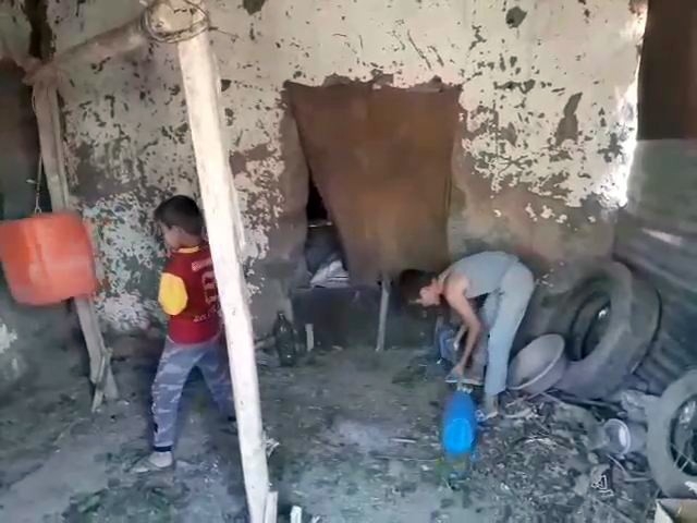 Ahırı Spor Salonuna Çevirip, Plastik Bidonlardan Kum Torbası Yaptılar