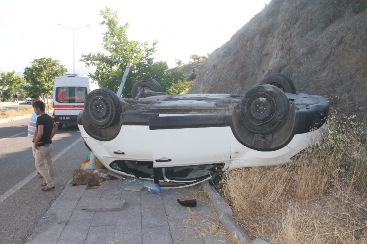 Direğe Çarpan Otomobil Ters Döndü: 5 Yaralı