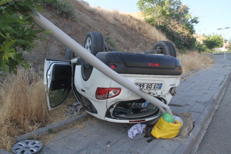 Direğe Çarpan Otomobil Ters Döndü: 5 Yaralı