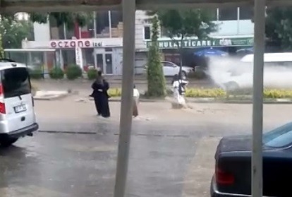 Sel Çocuğu Böyle Sürükledi