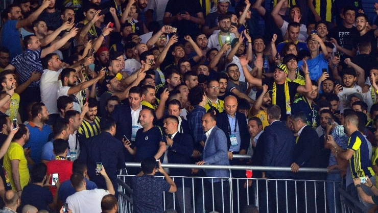 Ali Koç, Tribünde Taraftarlarla Bir Araya Geldi