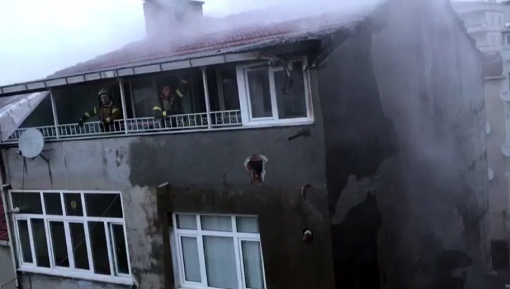Gaziosmanpaşa’daki Yangında 4 Bina Hasar Gördü