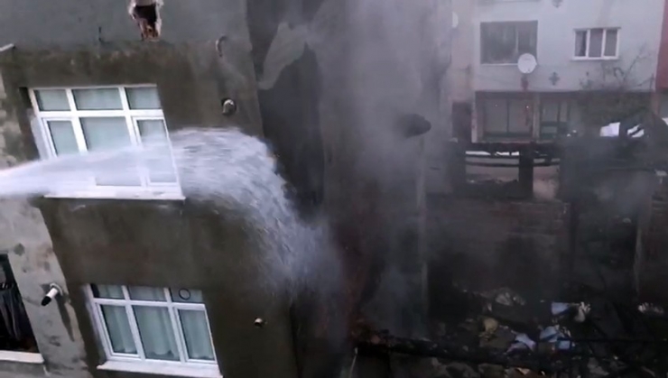 Gaziosmanpaşa’daki Yangında 4 Bina Hasar Gördü