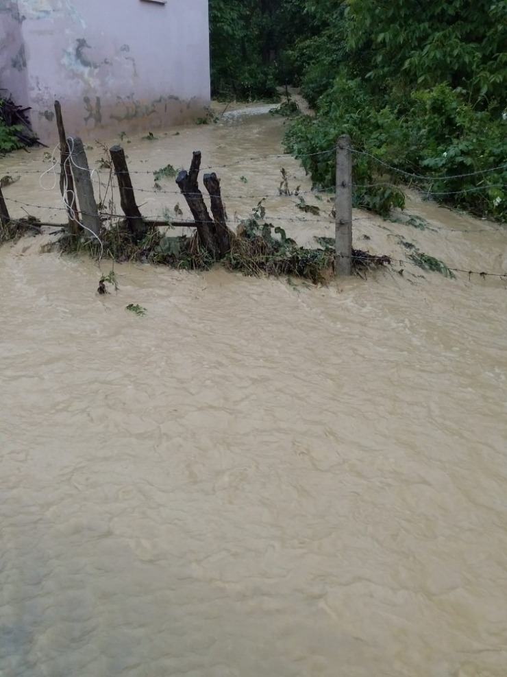 Sağanak Kısa Sürede Sele Dönüştü
