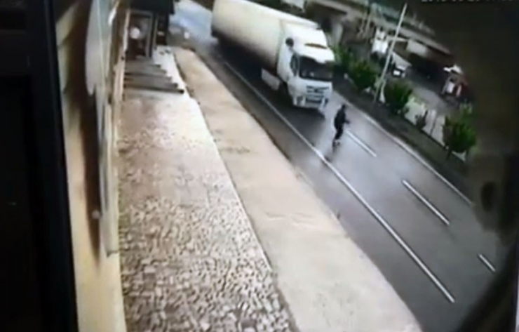 Kendini Tır’ın Önüne Attı