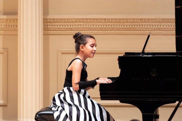 Müziğin Altın Çocuğu Çınara, New York’tan Ödülle Döndü