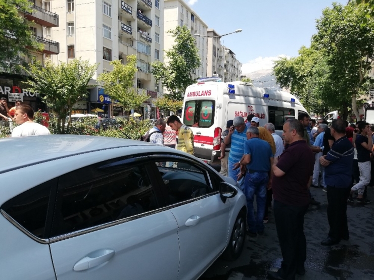 Otomobilin Çarptığı Elektrikli Bisiklet Sürücüsü Öldü