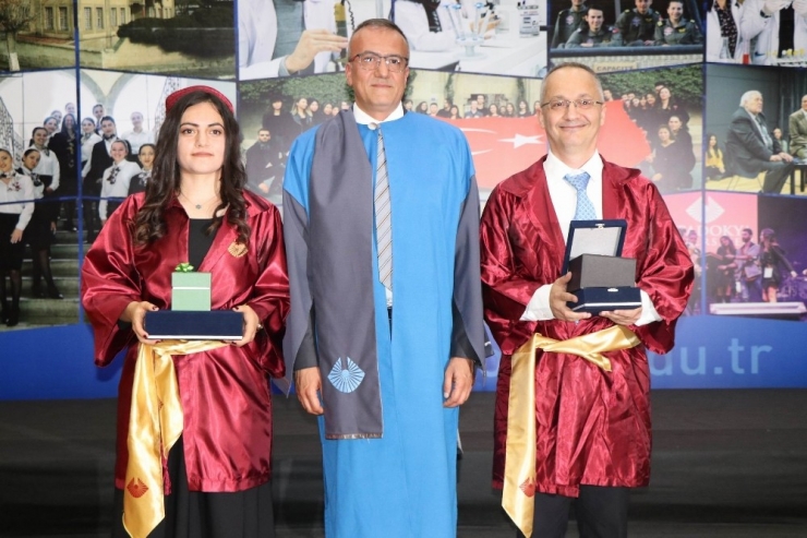 48 Yaşında Üniversite Birincisi Oldu