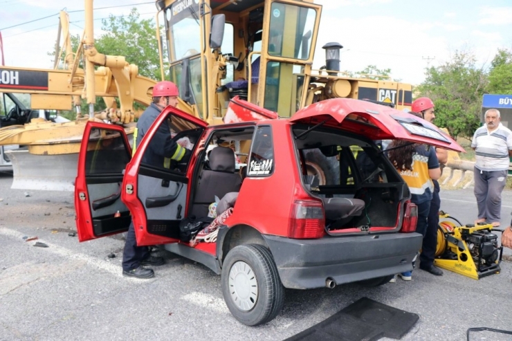 Greydere Çarpan Otomobil Pert Oldu: 1 Ölü, 2 Yaralı