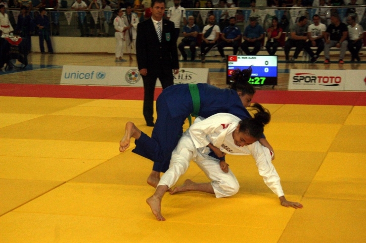 Türk İle Suriyeli Çocuklar, Judo Turnuvasında Buluştu