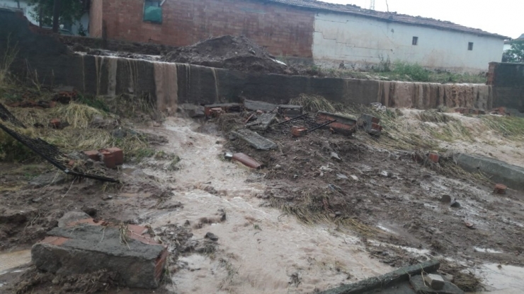 Sel Okulun Duvarını Yıktı