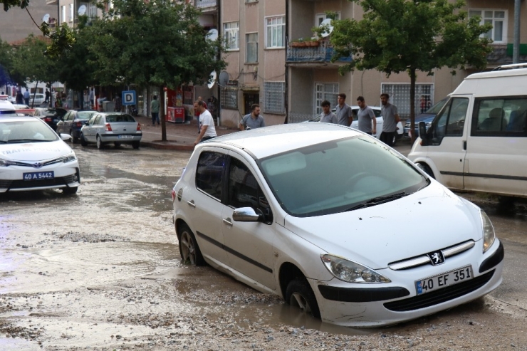 Otomobil Çöken Yola Düştü
