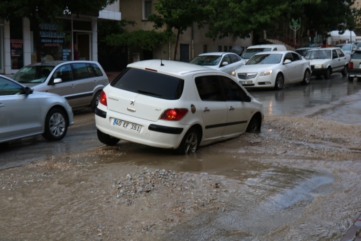 Otomobil Çöken Yola Düştü