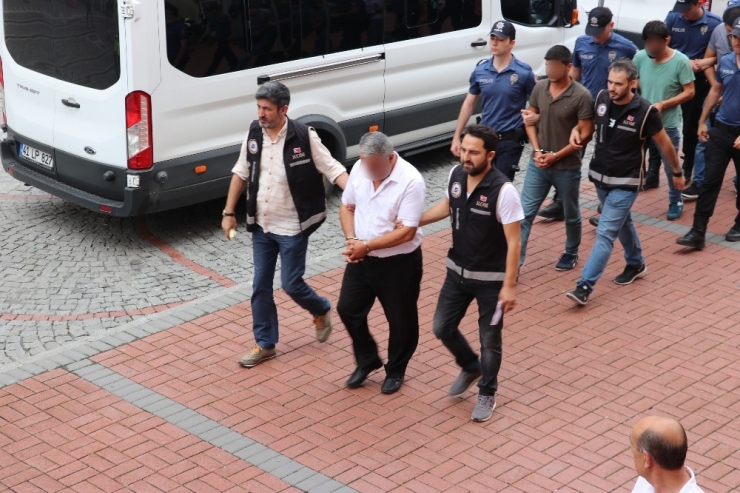 Kocaeli’de Gözaltına Alınan 33 Kişilik İhale Çetesinden 16 Şahıs Adliyeye Sevk Edildi