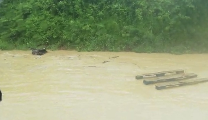 D100 Sel Sularına Teslim Oldu, Yol Trafiğe Kapandı