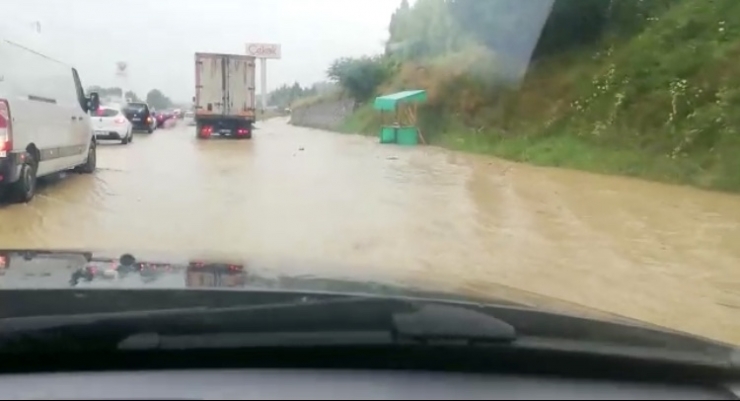 D100 Sel Sularına Teslim Oldu, Yol Trafiğe Kapandı