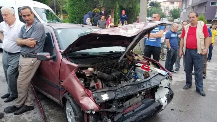 Kaza Yapan Otomobil Alev Aldı: 1 Yaralı