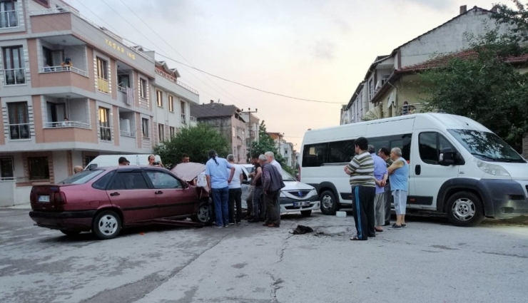 Kaza Yapan Otomobil Alev Aldı: 1 Yaralı