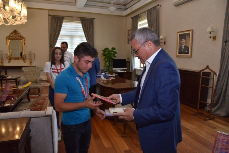 Yaptıkları Model Uçağı Vali Deniz’e Hediye Ettiler