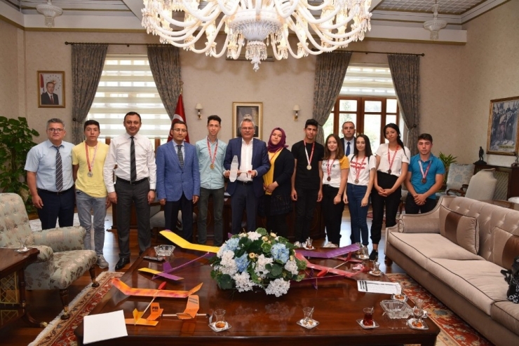 Yaptıkları Model Uçağı Vali Deniz’e Hediye Ettiler