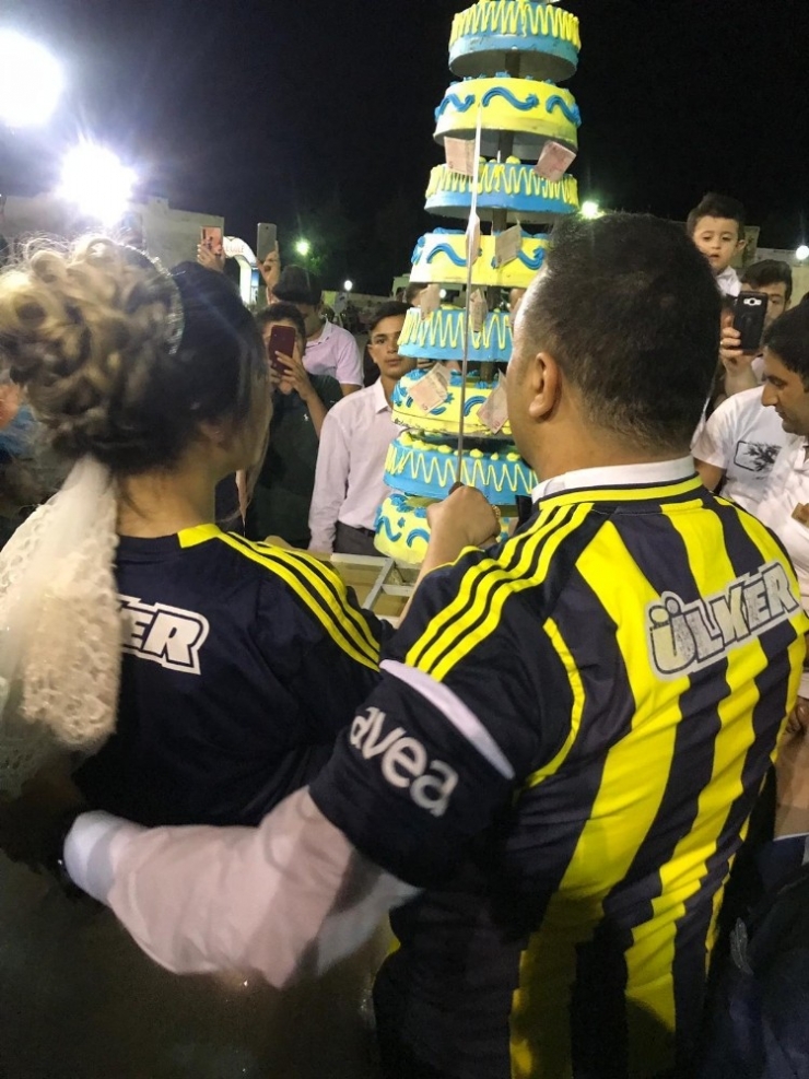 Mardinli Gelin Ve Damat Düğünde Fenerbahçe Forması Girdi