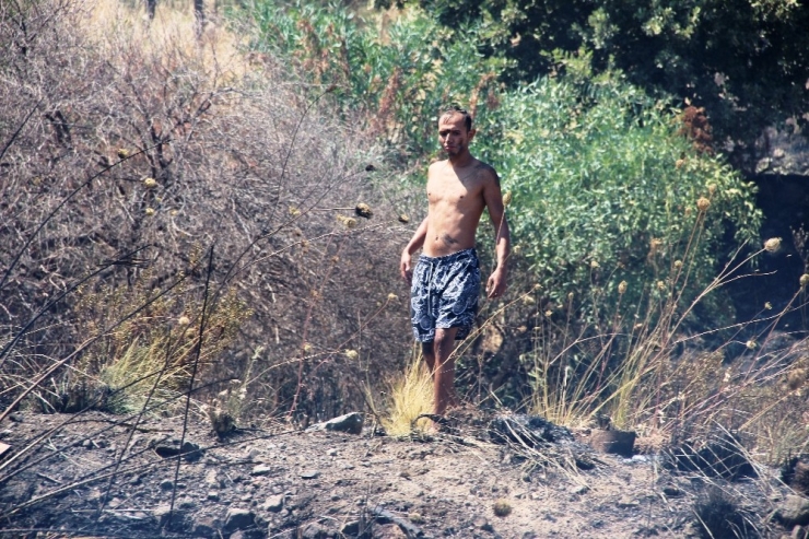 Şort Ve Parmak Arası Terlikle Yangın Söndürmeye Koştular