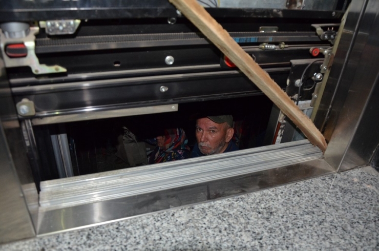 Yaşlı Çift Saatlerce Asansörde Mahsur Kaldı