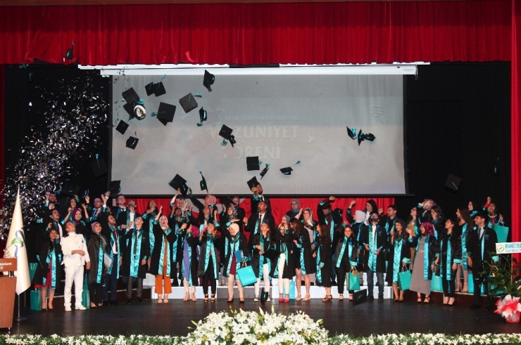 Recep Tayyip Erdoğan Üniversitesi’nde Mezuniyet Coşkusu