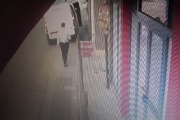 Sancaktepe’de Hırsızların Yoldan Geçenlere Aldırmadan Atölyeyi Soyduğu Anlar Kamerada