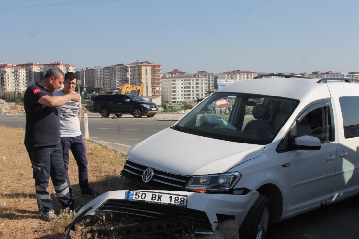 Siirt’te Virajı Alamayan Otomobil Refüje Çarptı: 3 Yaralı