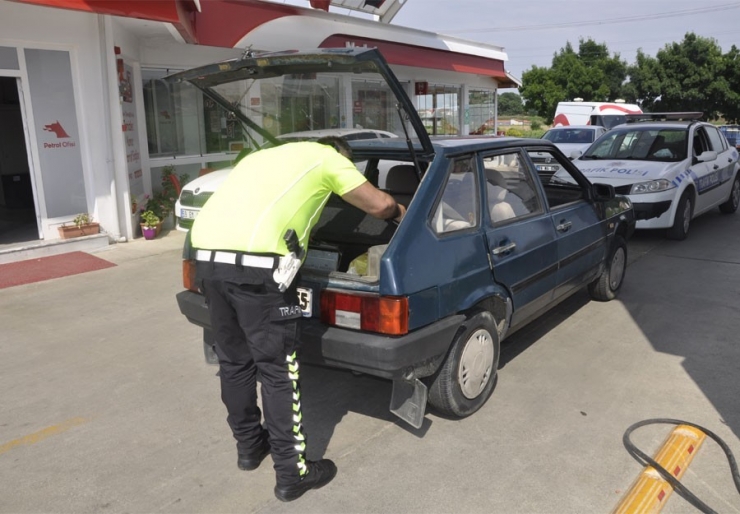 Polisten Kaçarken Tarlada Yakalandı