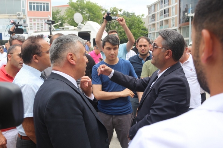 Arsaları Tarlaya Çevrilen Emlakçılar Chp’li Belediyeyi Protesto Etti