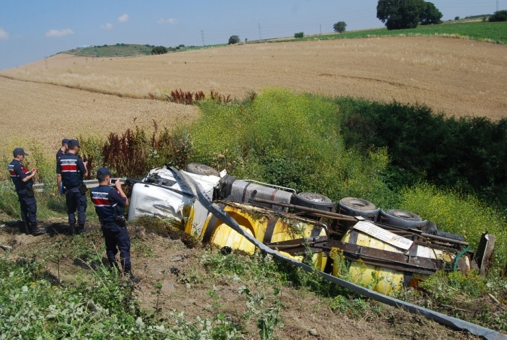 Kimyasal Yüklü Tanker Şarampole Uçtu: 1 Yaralı