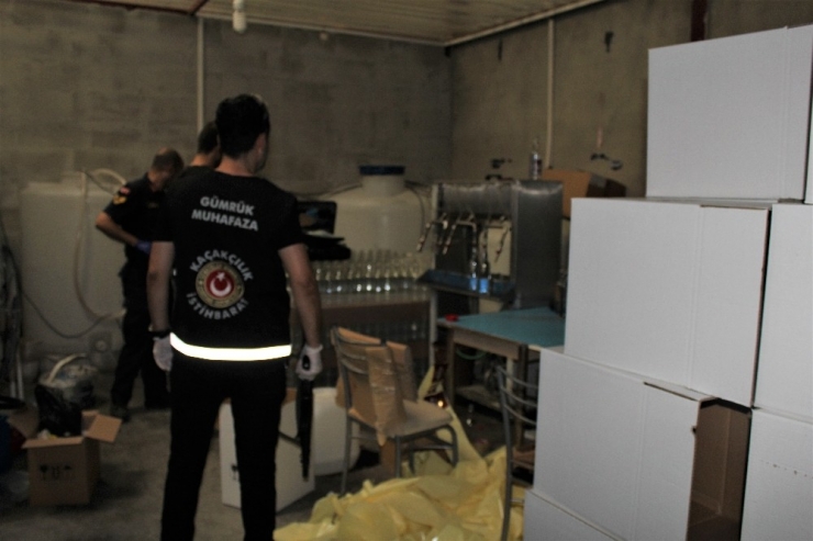 İzmir’de Tonlarca Sahte İçki Yakalandı