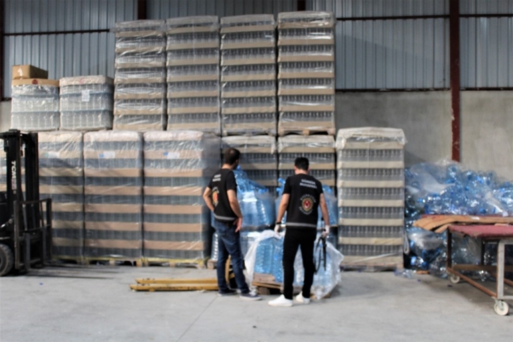 İzmir’de Tonlarca Sahte İçki Yakalandı