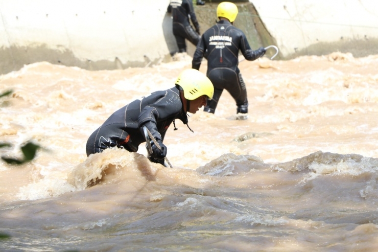 Trabzon’un Araklı İlçesinde Selde Kaybolan 3 Kişiyi Arama Çalışmaları 3. Günde De Devam Ediyor