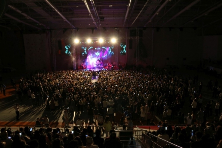 Grup Seksendört Nevü’de Sahne Aldı