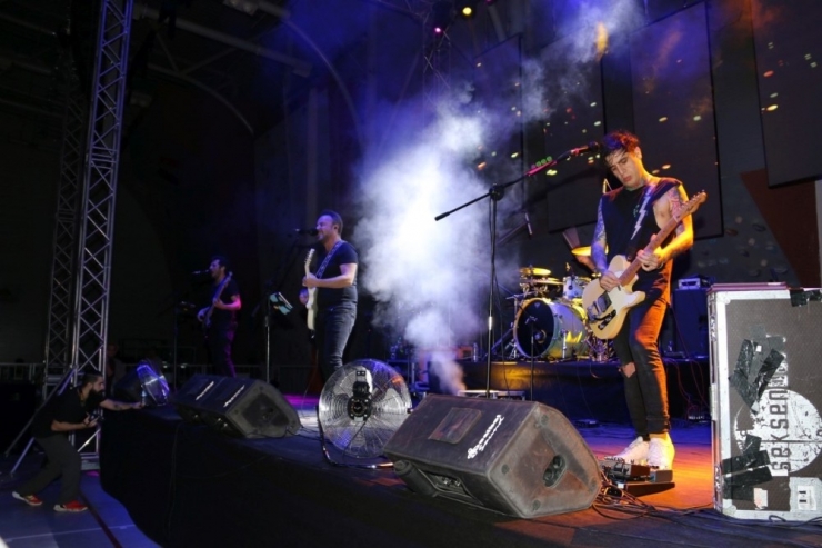 Grup Seksendört Nevü’de Sahne Aldı