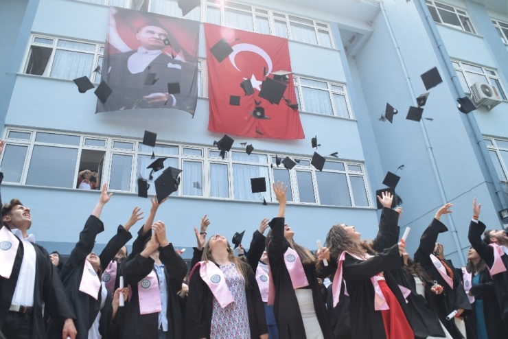 Mustafakemalpaşa Myo’da Mezuniyet Coşkusu