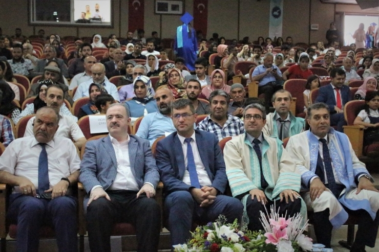 Genç Diş Hekimlerinin Mezuniyet Coşkusu